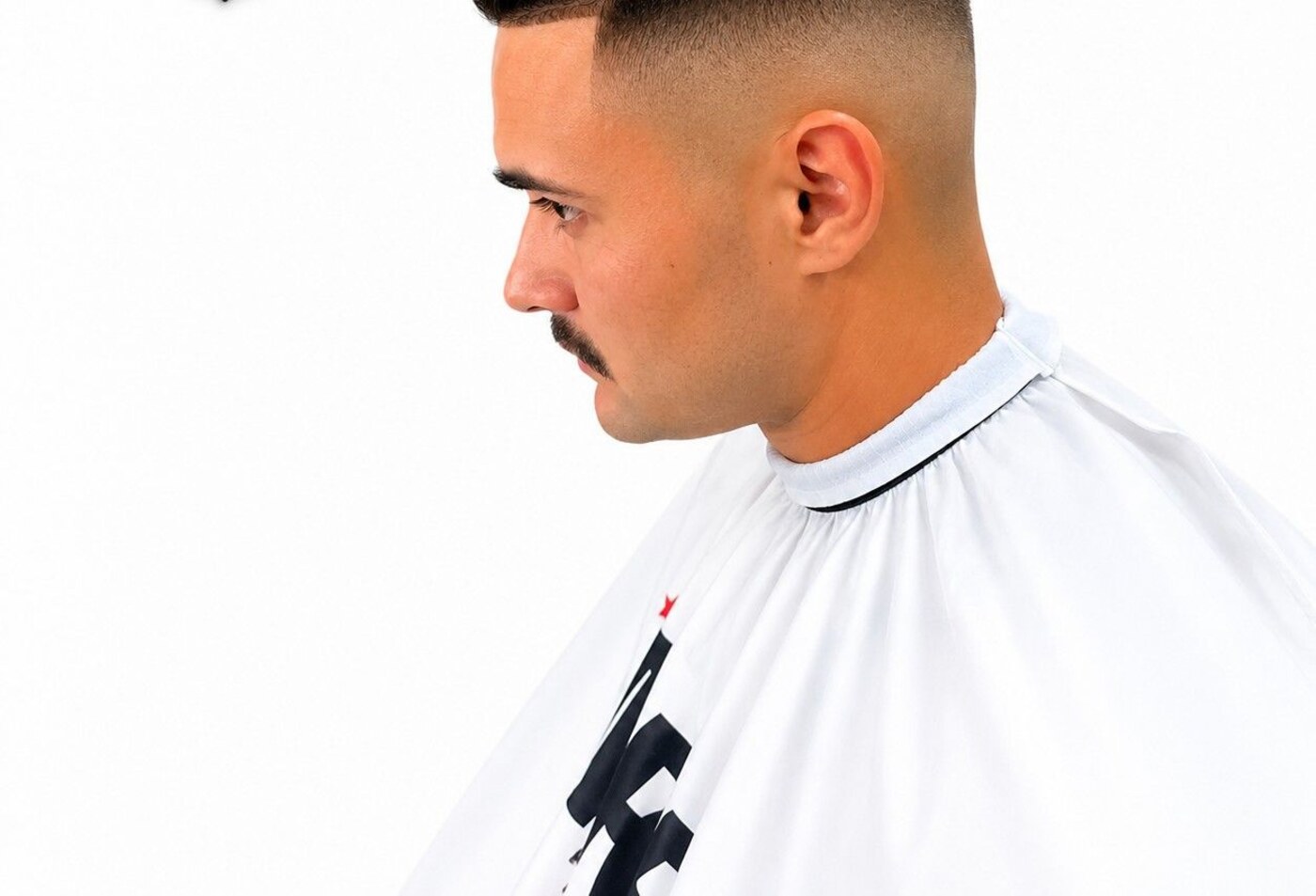 Corte curto com o bigode aparado